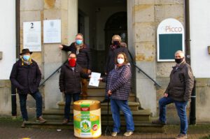 Besonders herzlich gratulierte der Vorsitzende des Versmolder Imkervereins, Herbert Seelhöfer, der Neuimkerin Eva-Maria Spee vom Alen, Bockhorst, für ihren mit Gold prämierten Honig